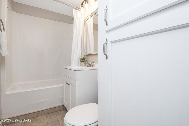 9007 Ash Ave, Pewee Valley, KY 40056