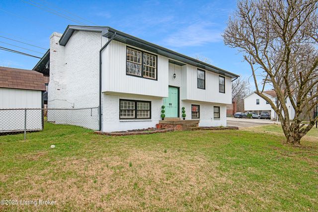 9007 Ash Ave, Pewee Valley, KY 40056