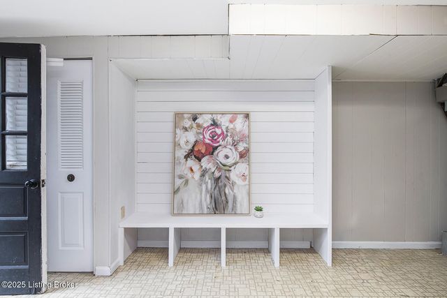 9007 Ash Ave, Pewee Valley, KY 40056