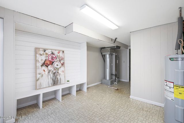 9007 Ash Ave, Pewee Valley, KY 40056