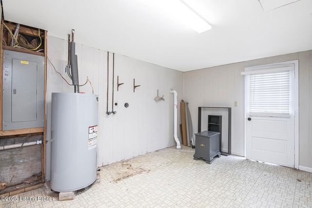 9007 Ash Ave, Pewee Valley, KY 40056