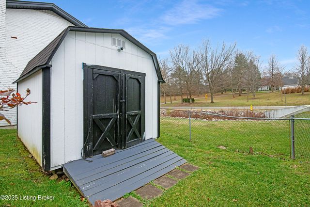 9007 Ash Ave, Pewee Valley, KY 40056