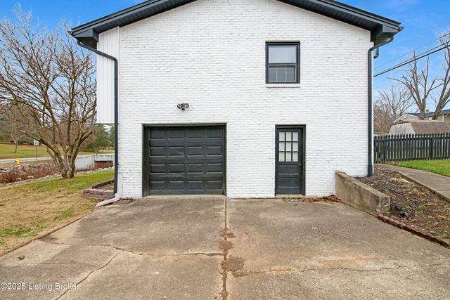 9007 Ash Ave, Pewee Valley, KY 40056