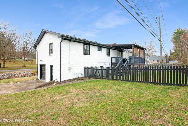 9007 Ash Ave, Pewee Valley, KY 40056