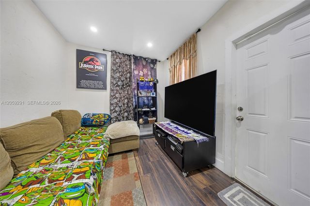 2420 NW 34th St, Miami, FL 33142