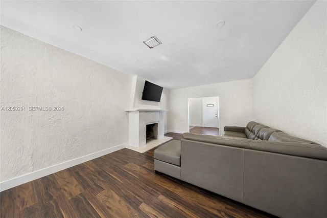 2420 NW 34th St, Miami, FL 33142