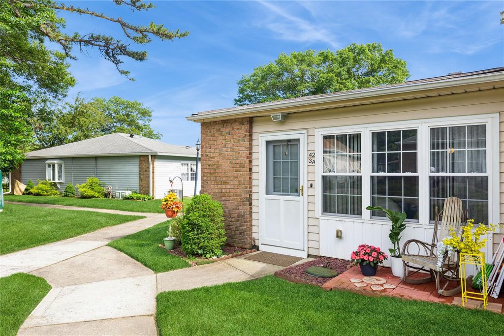 423 Woodbridge Drive A, Ridge, NY 11961