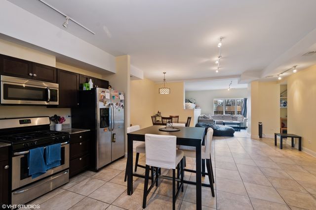 2801 W ardmore Avenue 1A, Chicago, IL 60659