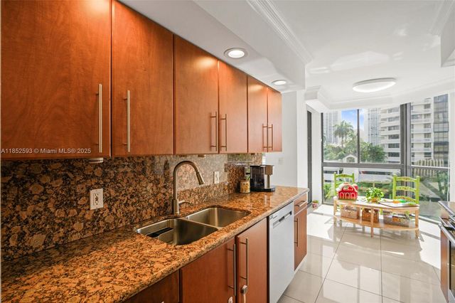 1000 W Island Blvd 504, Aventura, FL 33160