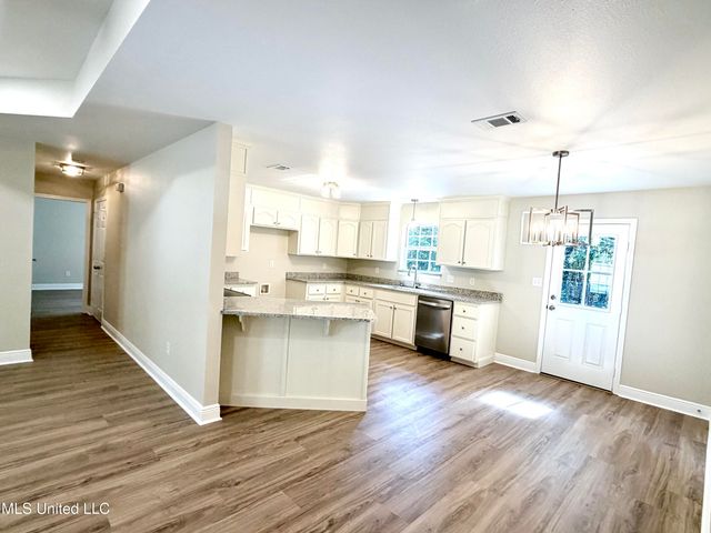 9217 Seahorse Avenue, Ocean Springs, MS 39564