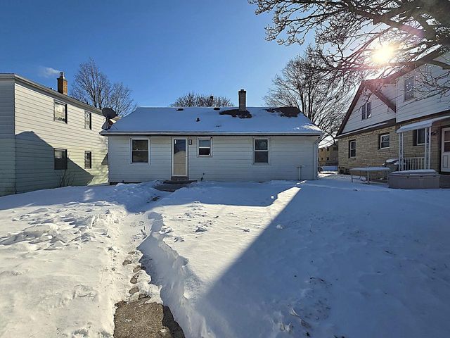 8114 W Congress STREET, Milwaukee, WI 53218