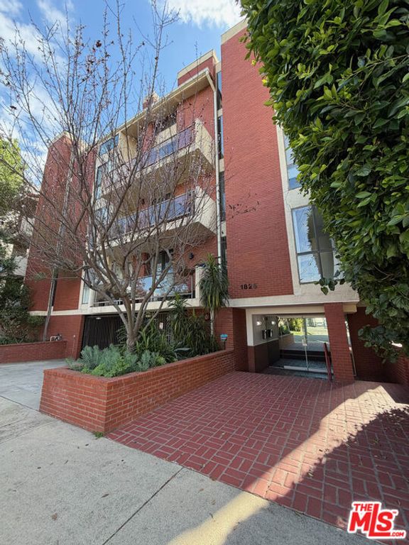 1825 MIDVALE Avenue 202, Los Angeles, CA 90025