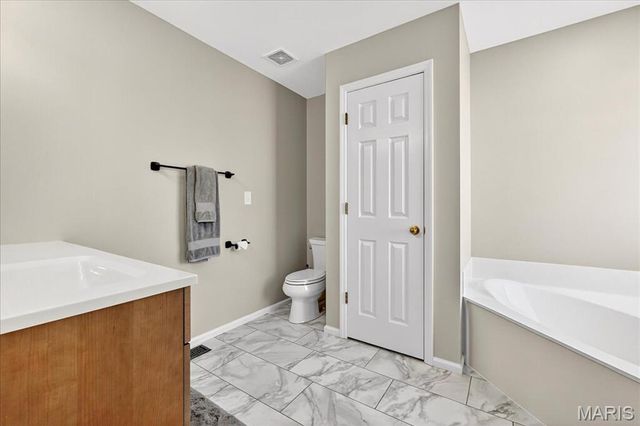 108 Meadowgate Court, St Peters, MO 63376