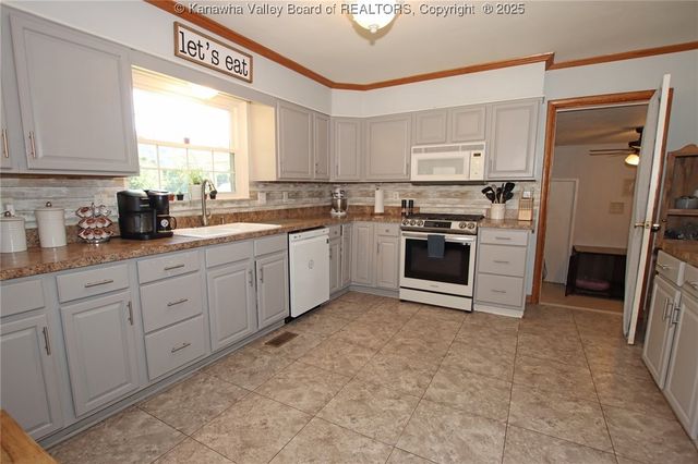 440 1st Avenue N, Hometown, WV 25109