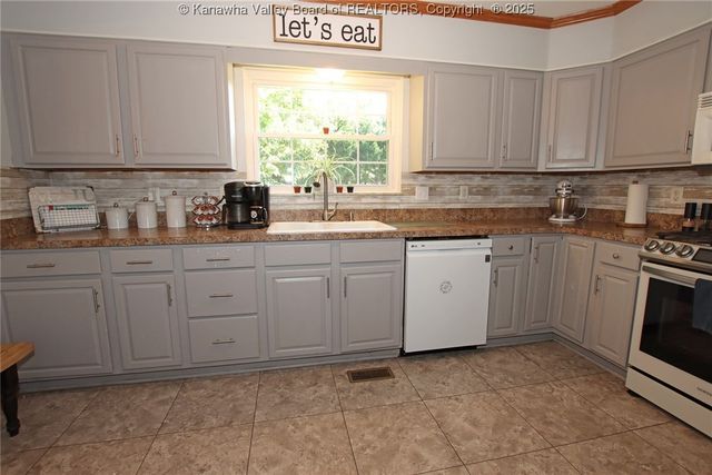 440 1st Avenue N, Hometown, WV 25109