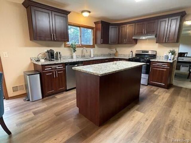 19036 Glengarry Drive, Livonia, MI 48152