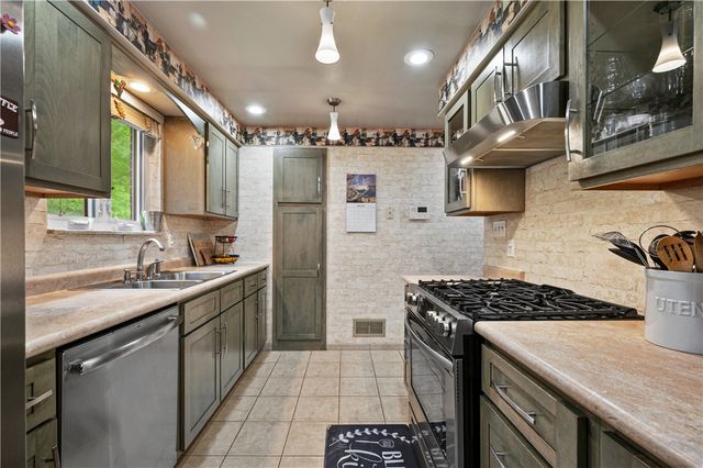 420 MacBeth Dr, Penn Hills, PA 15235