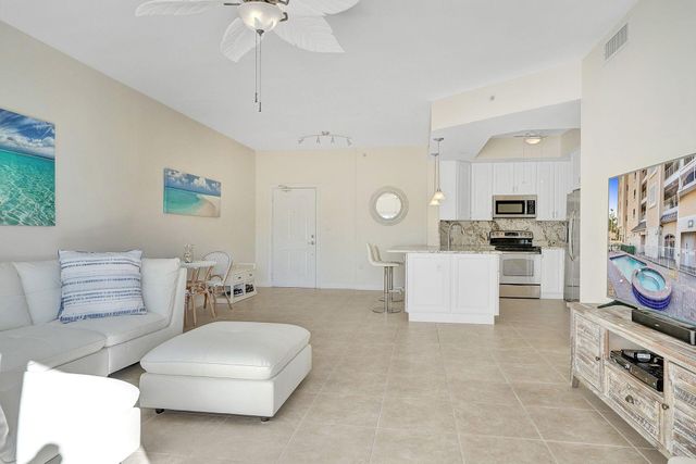 1931 NE 2nd Street 302, Deerfield Beach, FL 33441