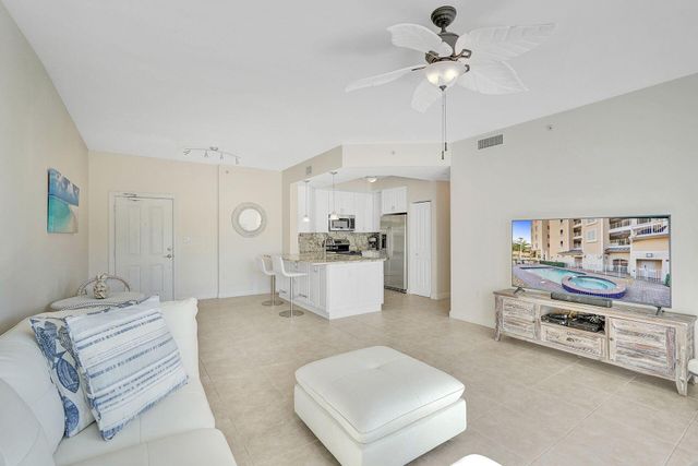 1931 NE 2nd Street 302, Deerfield Beach, FL 33441