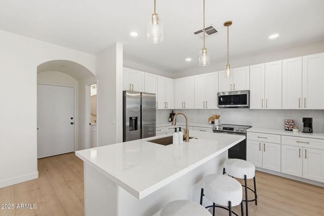 1910 S PORTLAND Avenue, Gilbert, AZ 85295