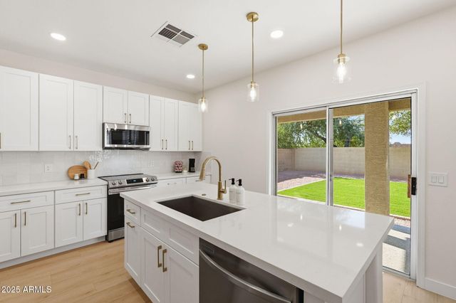 1910 S PORTLAND Avenue, Gilbert, AZ 85295