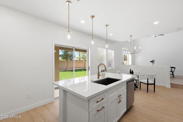 1910 S PORTLAND Avenue, Gilbert, AZ 85295