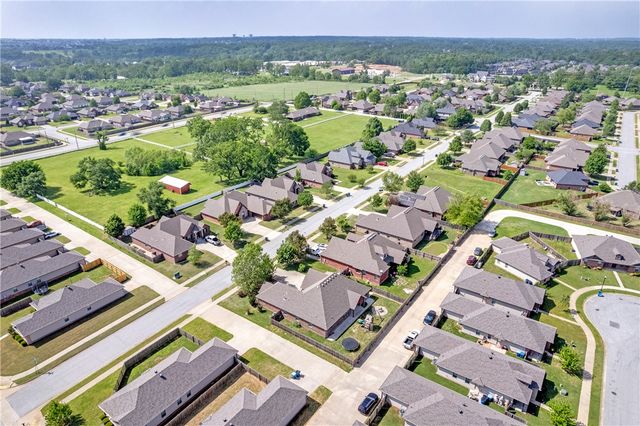 709 SW Barn Valley Road, Bentonville, AR 72712