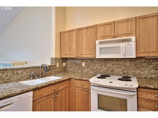 302 Nw SADIE Ct, Hillsboro, OR 97124