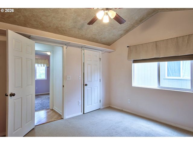 302 Nw SADIE Ct, Hillsboro, OR 97124