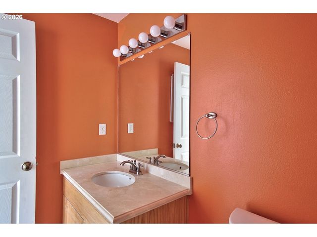 302 Nw SADIE Ct, Hillsboro, OR 97124