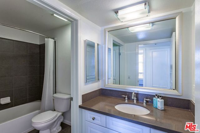 7320 Hawthorn Avenue 213, Los Angeles, CA 90046