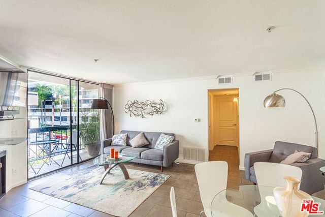 7320 Hawthorn Avenue 213, Los Angeles, CA 90046