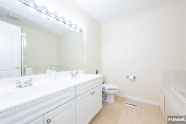 30-08 Federal Hill Road 8, Pompton Lakes, NJ 07442