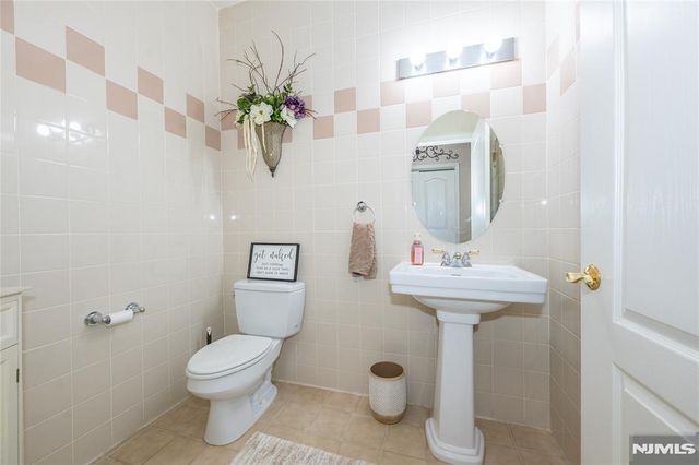 30-08 Federal Hill Road 8, Pompton Lakes, NJ 07442