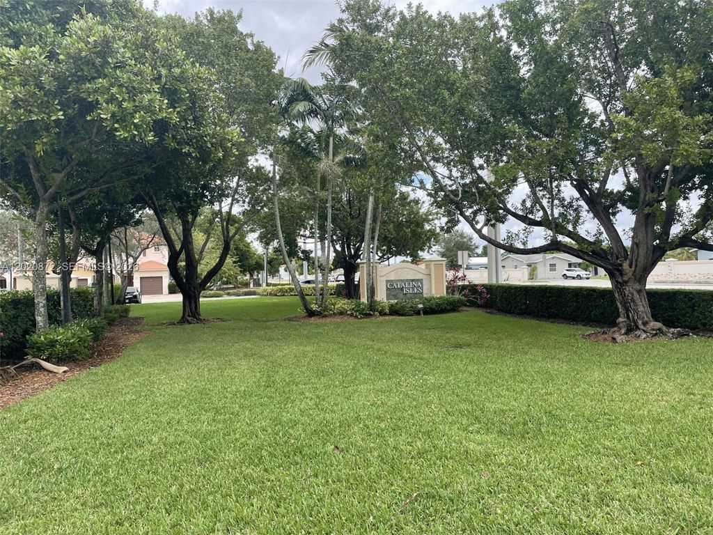 8835 S Isles Cir, Tamarac, FL 33321