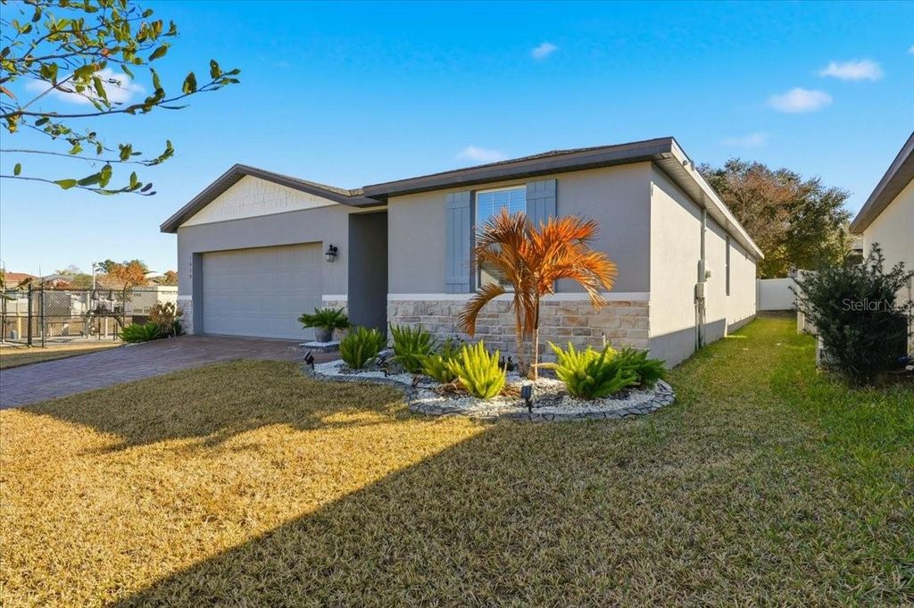 Image 5 of property listing at 1015 KOBUK STREET, Haines City, FL 33844