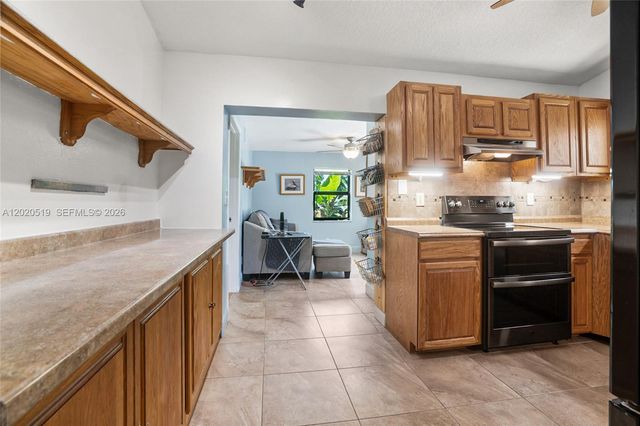 1070 Cedar Creek Way, Davie, FL 33325