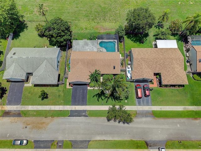 1070 Cedar Creek Way, Davie, FL 33325