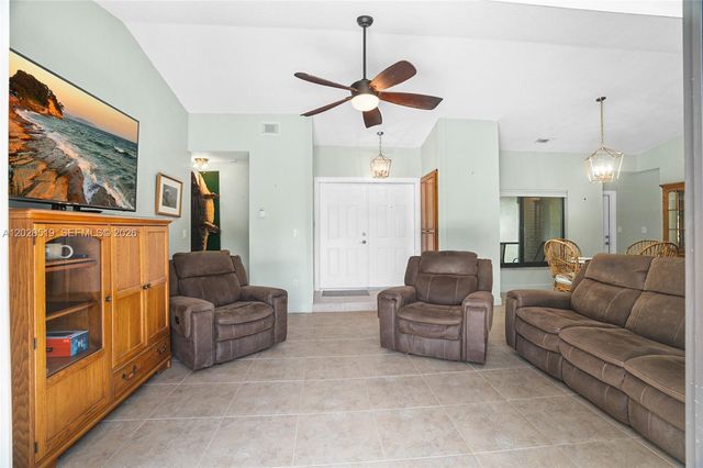 1070 Cedar Creek Way, Davie, FL 33325