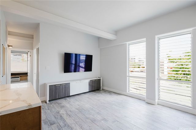 1096 S Beretania Street 301, Honolulu, HI 96814