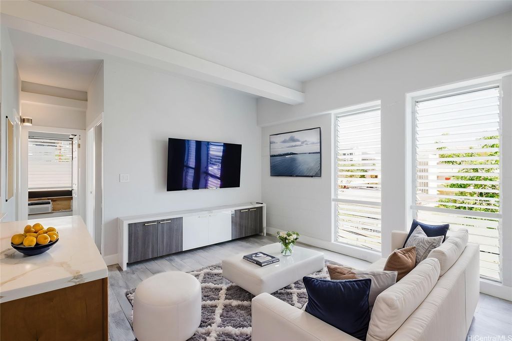 1096 S Beretania Street 301, Honolulu, HI 96814