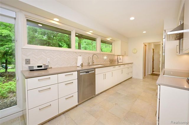 3310 Dogwood Court, Bloomfield Hills, MI 48304