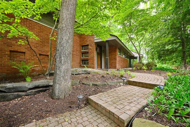 3310 Dogwood Court, Bloomfield Hills, MI 48304