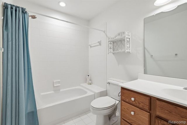 22432 Pointe Drive, Saint Clair Shores, MI 48081