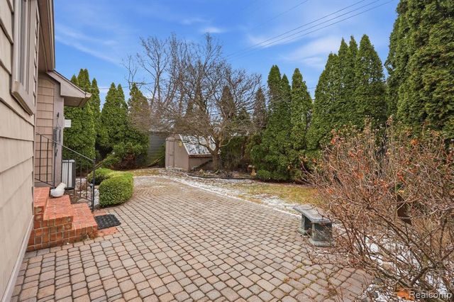 22432 Pointe Drive, Saint Clair Shores, MI 48081