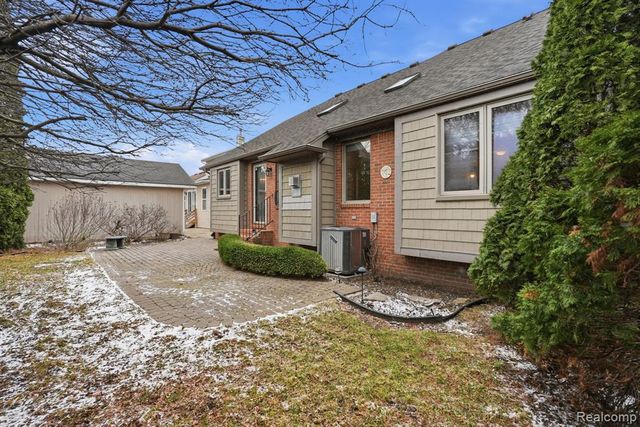 22432 Pointe Drive, Saint Clair Shores, MI 48081