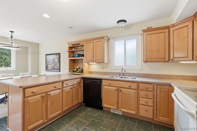 22432 Pointe Drive, Saint Clair Shores, MI 48081