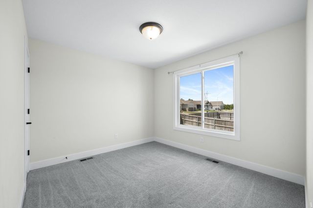 5835 N Ashford St, Wichita, KS 67219