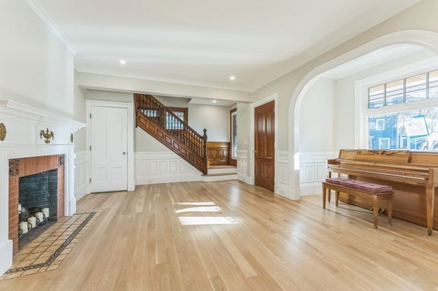 220 Aspinwall Ave, Brookline, MA 02446