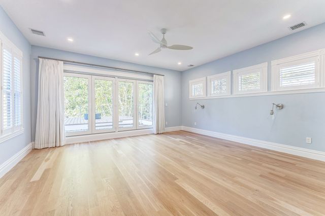 220 Aspinwall Ave, Brookline, MA 02446